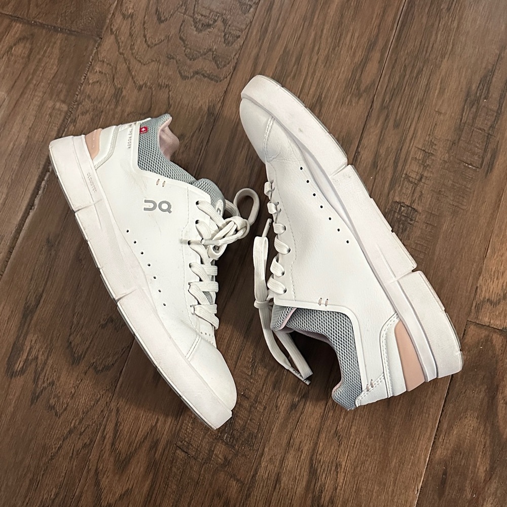 On THE ROGER Advantage sneakers